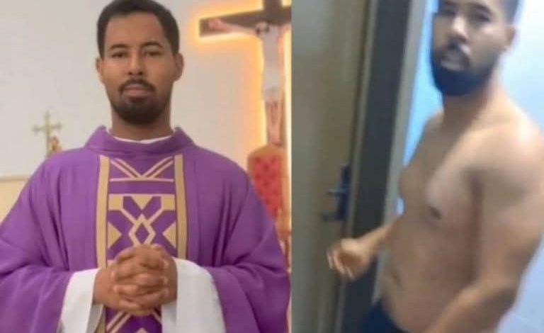 El caso ocurrió en Brasil y desató polémica en redes; la Diócesis confirmó su suspensión mientras se investigan los hechos 5 Brasil.– Un fuerte escándalo sacude a una comunidad religiosa luego de que un sacerdote fuera sorprendido en una situación íntima con una mujer dentro de una iglesia, hecho que fue grabado en video y difundido en redes sociales. ¿Qué ocurrió dentro del templo? De acuerdo con reportes, los hechos se registraron el pasado 16 de octubre en la localidad de Nova Maringá, en el estado de Mato Grosso. Un joven irrumpió en el recinto religioso tras sospechar de su pareja, encontrando al sacerdote Luciano Braga Simplício en compañía de la mujer identificada como Isabela. El momento fue captado en video, lo que provocó una rápida viralización y controversia entre feligreses. Versiones encontradas Tras la difusión del material, el sacerdote negó cualquier relación con la mujer, asegurando que únicamente utilizaba el espacio para descansar y asearse después de sus labores. Por su parte, la mujer acudió ante autoridades para interponer una denuncia por la difusión de imágenes sin su consentimiento. Iglesia toma medidas La Diócesis de Diamantino confirmó la suspensión del sacerdote, mientras se realizan las investigaciones correspondientes. El obispo Dom Vital Chitolina señaló que se aplicarán las medidas canónicas necesarias “en vista del bien de la iglesia y del pueblo de Dios”. Trayectoria del sacerdote Medios locales indican que el religioso ingresó al clero en 2012 y recientemente había sido asignado a la comunidad donde ocurrieron los hechos, lo que intensificó la polémica. Impacto del caso El incidente ha generado debate en redes sociales sobre la conducta de figuras religiosas y el uso de espacios destinados al culto. Asimismo, también ha puesto sobre la mesa temas como la privacidad, luego de que el video fuera difundido sin consentimiento.