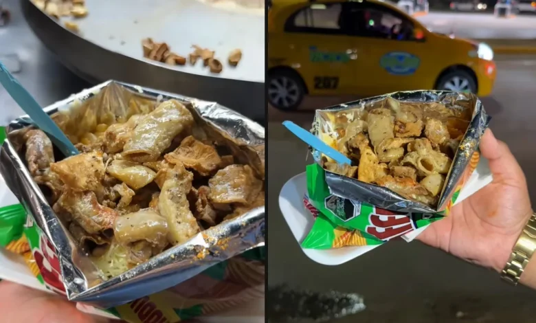 Joven mezcla papas, elote y tripa en una receta extrema que para algunos es innovación… y para otros, una “aberración”