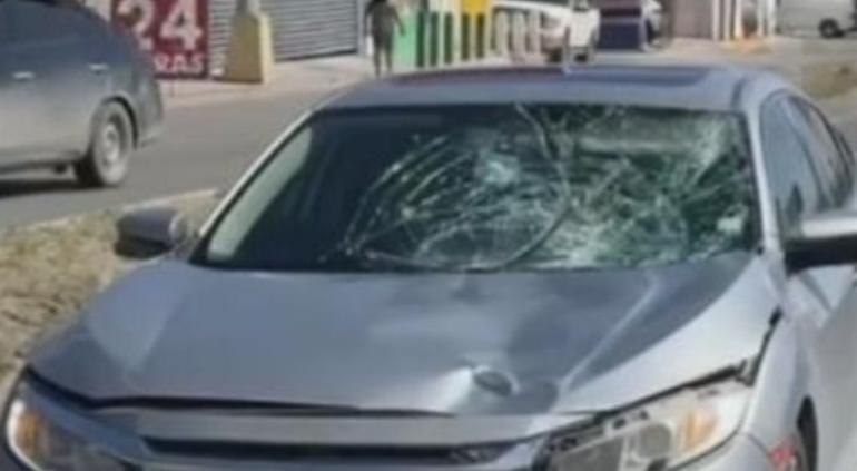 La víctima se dirigía a su trabajo cuando fue embestida por un automóvil; el conductor quedó detenido