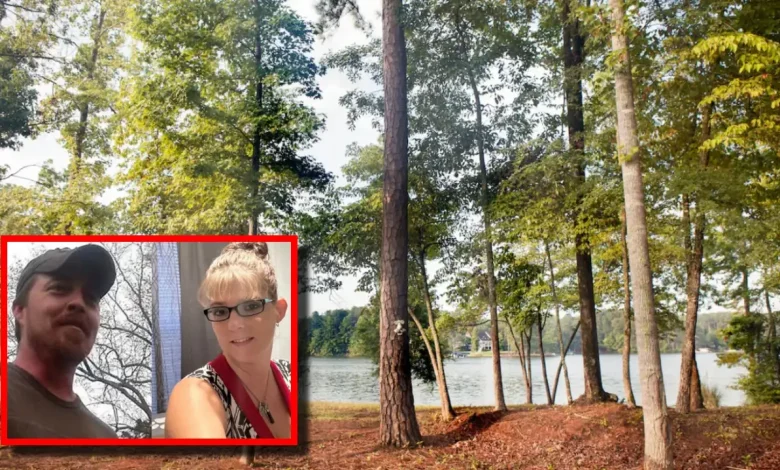 Las autoridades de Alabama investigan el caso luego de que ambos cuerpos fueran encontrados en una zona boscosa; la mujer habría sido estrangulada.