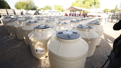 La primera jornada distribuyó 200 depósitos de 450 litros; el programa contempla entregar 2 mil 300 unidades durante los próximos meses.