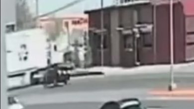 Una cámara de seguridad registró el accidente ocurrido sobre la carretera a Casas Grandes, donde un automovilista perdió la vida tras impactarse contra la caja de un tráiler.