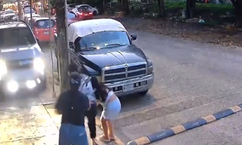 Camioneta invade banqueta y casi arrolla a una familia en Veracruz: un niño se salva por segundos
