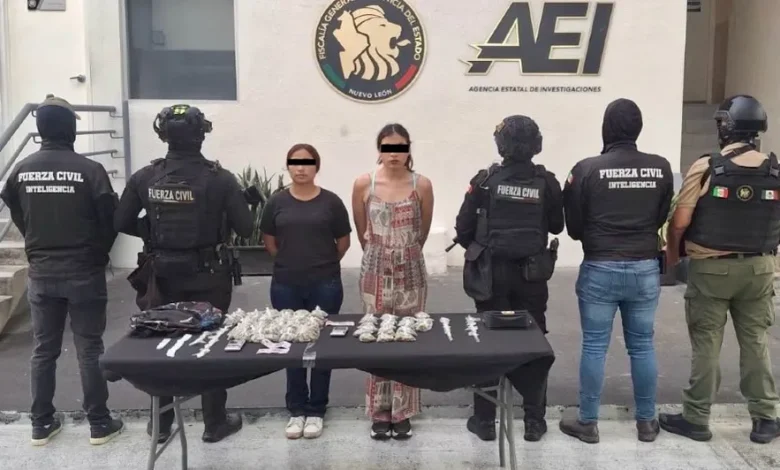 Dos mujeres fueron detenidas en Escobedo, Nuevo León, tras un operativo en el que autoridades aseguraron presuntas dosis de mariguana, cocaína piedra y cristal.