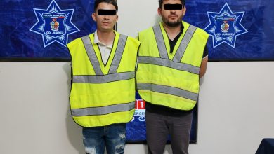 Los presuntos responsables fueron detenidos por la Policía Municipal luego de ser encontrados cargando varias latas de cerveza en un vehículo; el establecimiento presentaba daños en la puerta de acceso.
