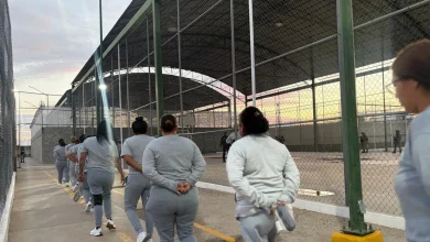 Autoridades realizaron un operativo extraordinario en el Cereso Femenil No. 2 de Ciudad Juárez. Revisaron 146 estancias y 424 internas sin localizar objetos prohibidos.