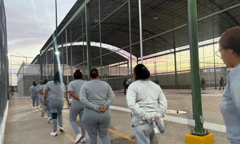 Autoridades realizaron un operativo extraordinario en el Cereso Femenil No. 2 de Ciudad Juárez. Revisaron 146 estancias y 424 internas sin localizar objetos prohibidos.