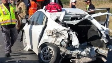 Dos personas resultaron lesionadas tras un fuerte choque entre un tráiler y un automóvil en la carretera Panamericana, a la altura del Umbral del Milenio en Ciudad Juárez.