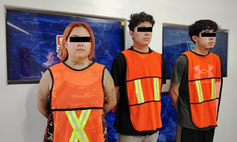 Tres personas fueron detenidas en la colonia José Martí tras una revisión a un Nissan Altima blanco.