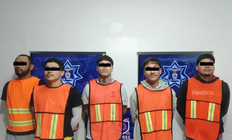 Dos de los arrestados enfrentan cargos por portación de arma de fuego, mientras que otros tres fueron acusados de resistencia y desobediencia a la autoridad.