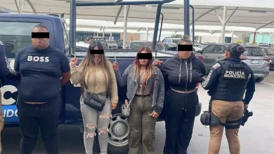 La víctima descubrió el engaño tras salir de un cajero automático; un operativo apoyado por cámaras de vigilancia permitió ubicar a los sospechosos en Querétaro.