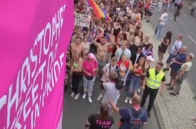 Vehículo embiste a multitud durante celebración LGBT+ en Berlín; hay un muerto y al menos 15