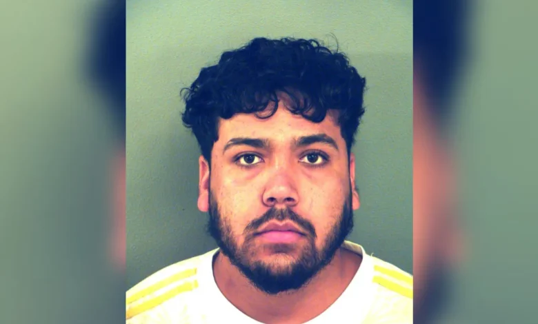 El joven de 21 años fue detenido casi tres semanas después del accidente en el que perdió la vida un hombre de 76 años en el Loop 375.
