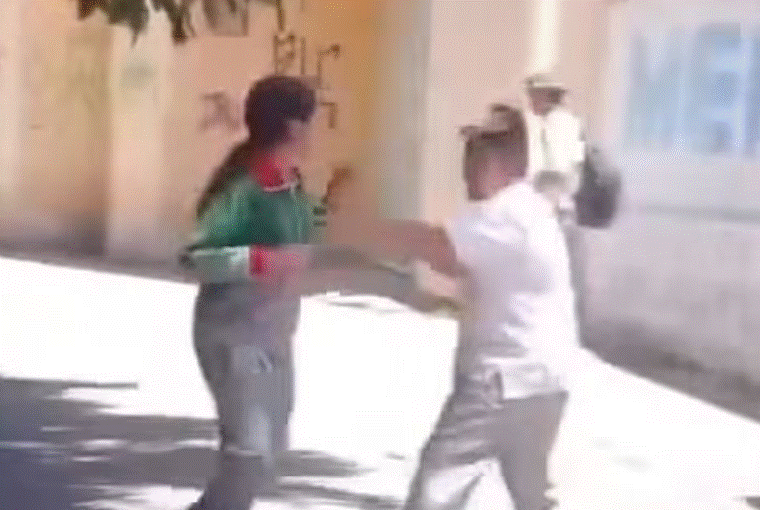 Un video viral muestra el momento en que un estudiante de secundaria reta a golpes a una compañera en Tlaxcala y termina siendo derribado durante la pelea.