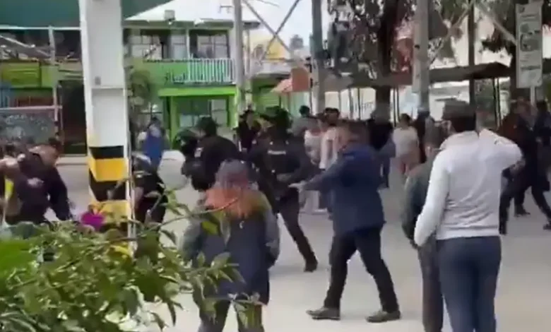 La captura de un docente señalado por presuntos tocamientos contra un alumno provocó enfrentamientos, daños a patrullas, un policía lesionado y bloqueos en la autopista México-Puebla.