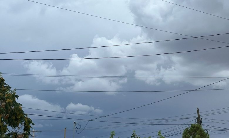 Autoridades advierten sobre la posibilidad de fuertes lluvias, ráfagas de viento y caída de granizo durante la noche de este sábado.