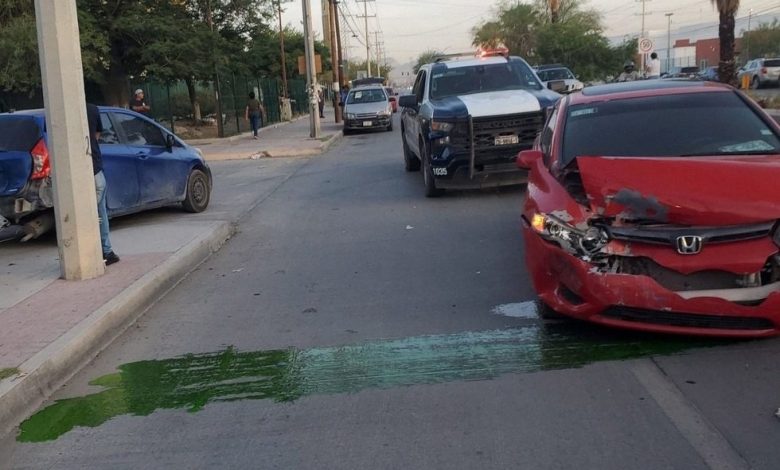 Vehículos involucrados en un choque múltiple sobre la avenida Santos Dumont en Ciudad Juárez