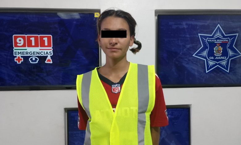 La mujer fue acusada de provocar el fuego tras una discusión; el hombre fue arrestado por un presunto caso de violencia familiar.