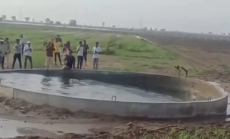 Pozo de agua de Morbi, India, cuya superficie presentó movimientos rítmicos