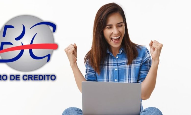 Persona revisa su historial crediticio en una computadora portátil frente al logotipo del Buró de Crédito