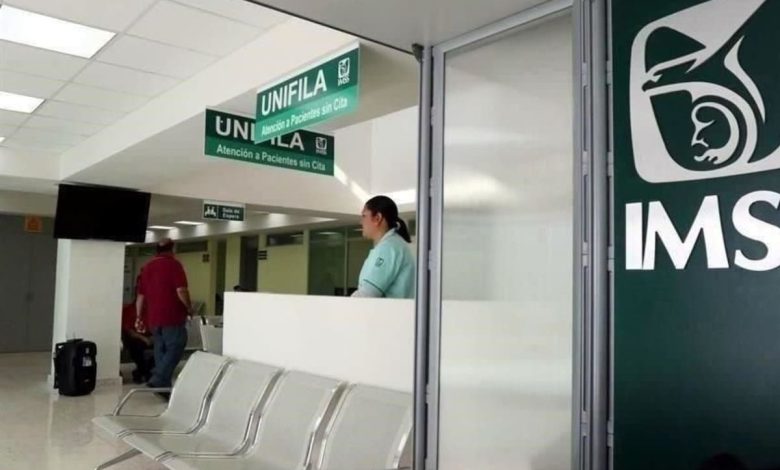 Trabajador independiente consulta los costos y requisitos de la Modalidad 10 del IMSS en 2026