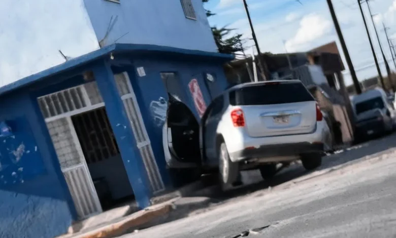Camioneta que chocó contra una casa de la colonia Primero de Mayo en Ciudad Juárez