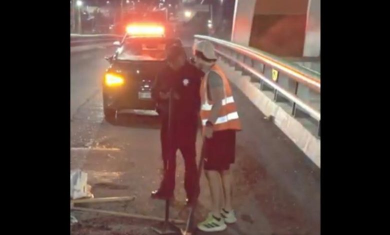 Influencer repara baches en el puente Atirantado de Pachuca con una patrulla como abanderamiento