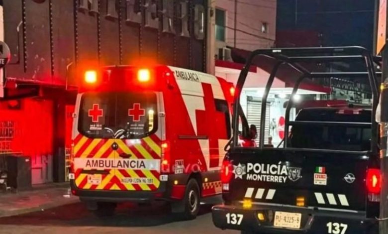 Autoridades atienden una agresión entre meseras en un bar del Centro de Monterrey