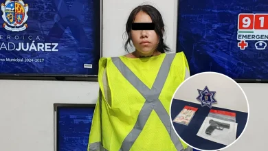 Vehículo relacionado con la detención de una mujer y un menor por presunto asalto a un conductor en Ciudad Juárez