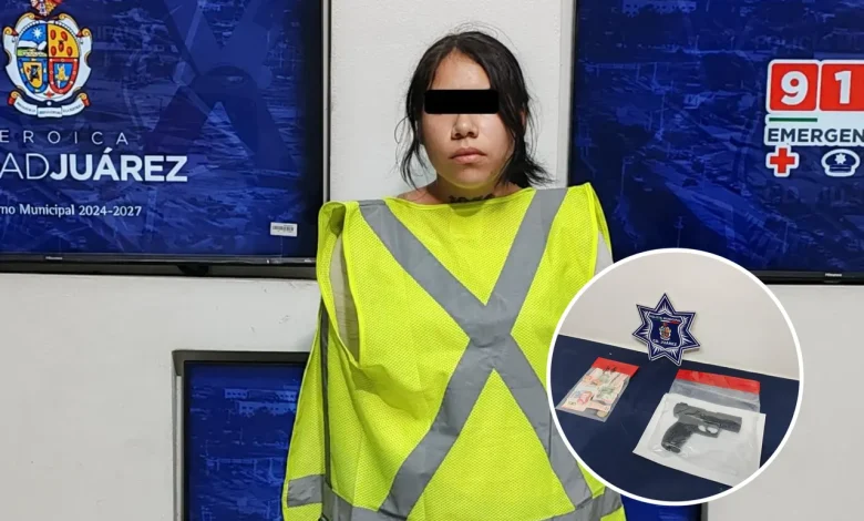 Vehículo relacionado con la detención de una mujer y un menor por presunto asalto a un conductor en Ciudad Juárez