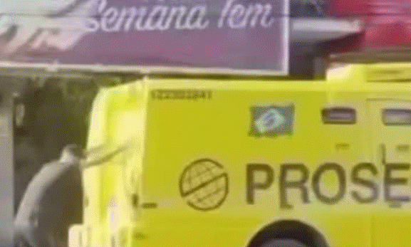 Vio pasar un camión de valores... e intentó "atraer" el dinero con un extraño ritual.