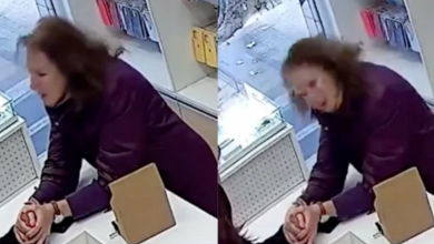 Captura del video de una mujer frente al mostrador de una tienda en Mendoza, Argentina