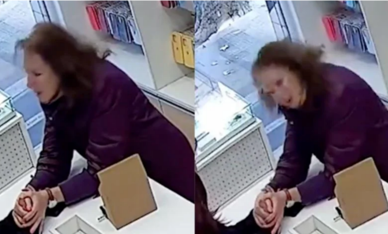 Captura del video de una mujer frente al mostrador de una tienda en Mendoza, Argentina