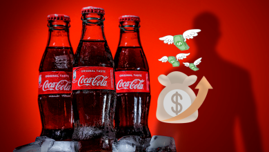 Botellas y latas de Coca-Cola ante el aumento de precios reportado en México
