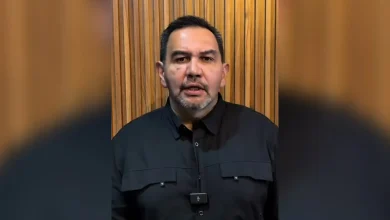 El alcalde con licencia señaló a la gobernadora Maru Campos y al PAN por los espectaculares con la frase “Muerte y Morena es lo mismo”; en el material difundido no se incluye una respuesta de los aludidos.