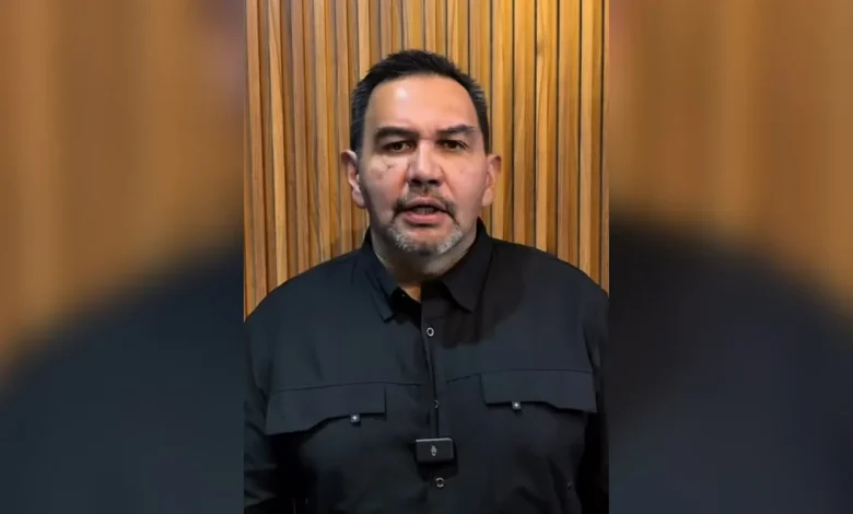 El alcalde con licencia señaló a la gobernadora Maru Campos y al PAN por los espectaculares con la frase “Muerte y Morena es lo mismo”; en el material difundido no se incluye una respuesta de los aludidos.