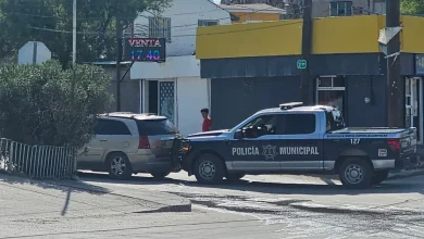 Policías municipales apoyan a una camioneta varada para llegar a una gasolinera en Ciudad Juárez