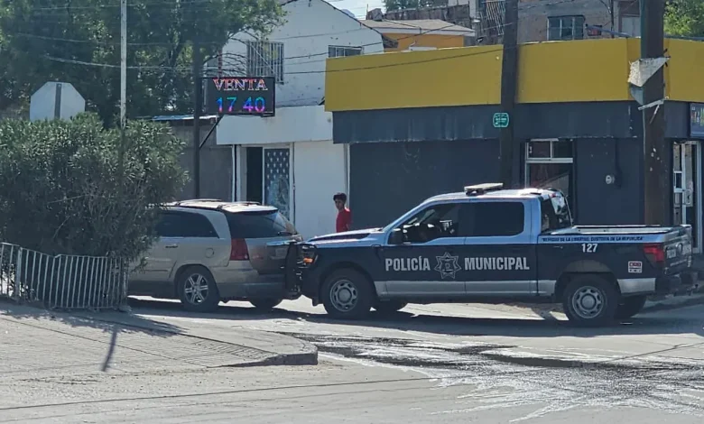 Policías municipales apoyan a una camioneta varada para llegar a una gasolinera en Ciudad Juárez