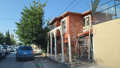 Fachada con arcos retirada de una banqueta en Costa Rica y Tlaxcala, en Ciudad Juárez