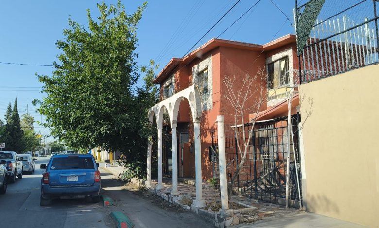 Fachada con arcos retirada de una banqueta en Costa Rica y Tlaxcala, en Ciudad Juárez