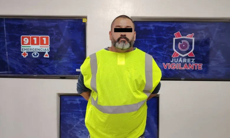 Agentes municipales ubicaron al hombre en la colonia Plutarco Elías Calles y confirmaron el mandamiento judicial mediante el Sistema de Plataforma Juárez.