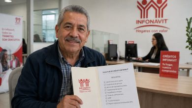 Trabajador consulta la edad límite para solicitar un crédito Infonavit en 2026
