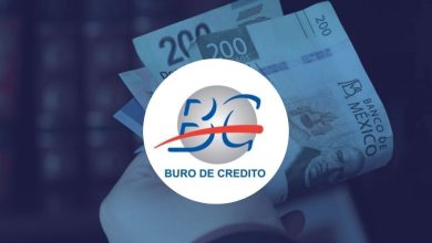 Persona revisando las deudas y registros incluidos en su historial del Buró de Crédito
