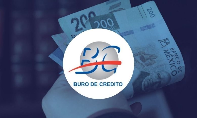 Persona revisando las deudas y registros incluidos en su historial del Buró de Crédito