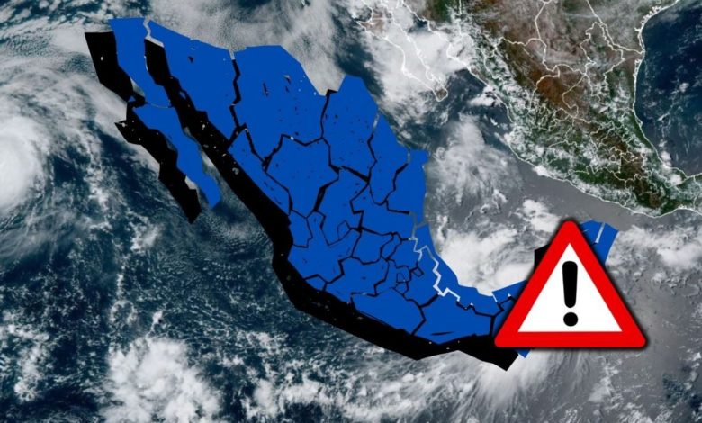 Nubes de tormenta y lluvia intensa sobre una ciudad de México