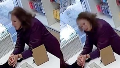 Mujer frente al mostrador de una tienda de accesorios para celulares en Mendoza