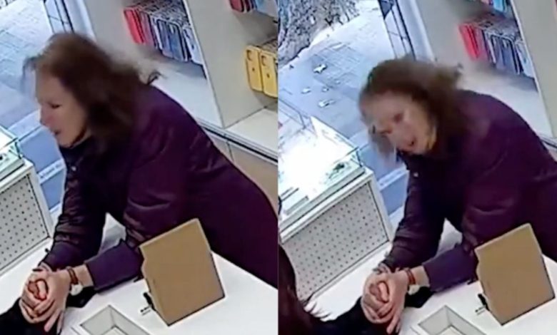 Mujer frente al mostrador de una tienda de accesorios para celulares en Mendoza