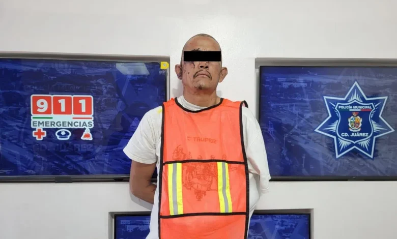 El arresto ocurrió en Infonavit Casas Grandes; policías localizaron una mochila con ropa que presentaba aparentes manchas de sangre.