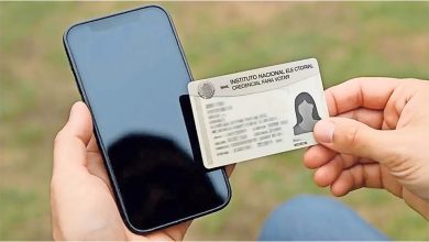 Teléfono celular durante el proceso de vinculación de una línea de prepago con la CURP