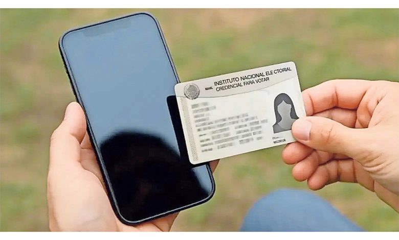 Teléfono celular durante el proceso de vinculación de una línea de prepago con la CURP